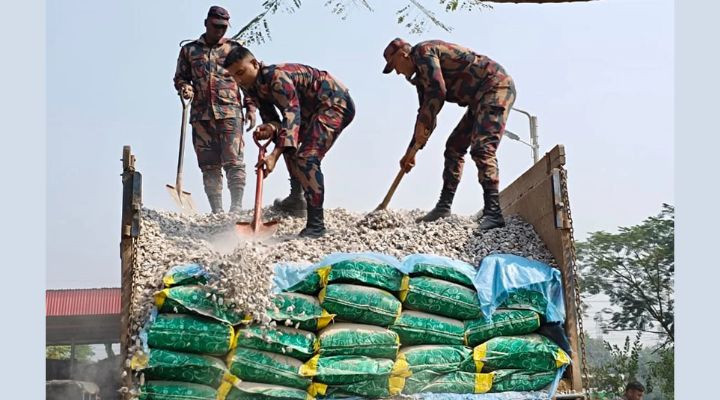হবিগঞ্জে পাথরের ট্রাকের নিচে লুকানো ৩১ লাখ টাকার ভারতীয় জিরা জব্দ